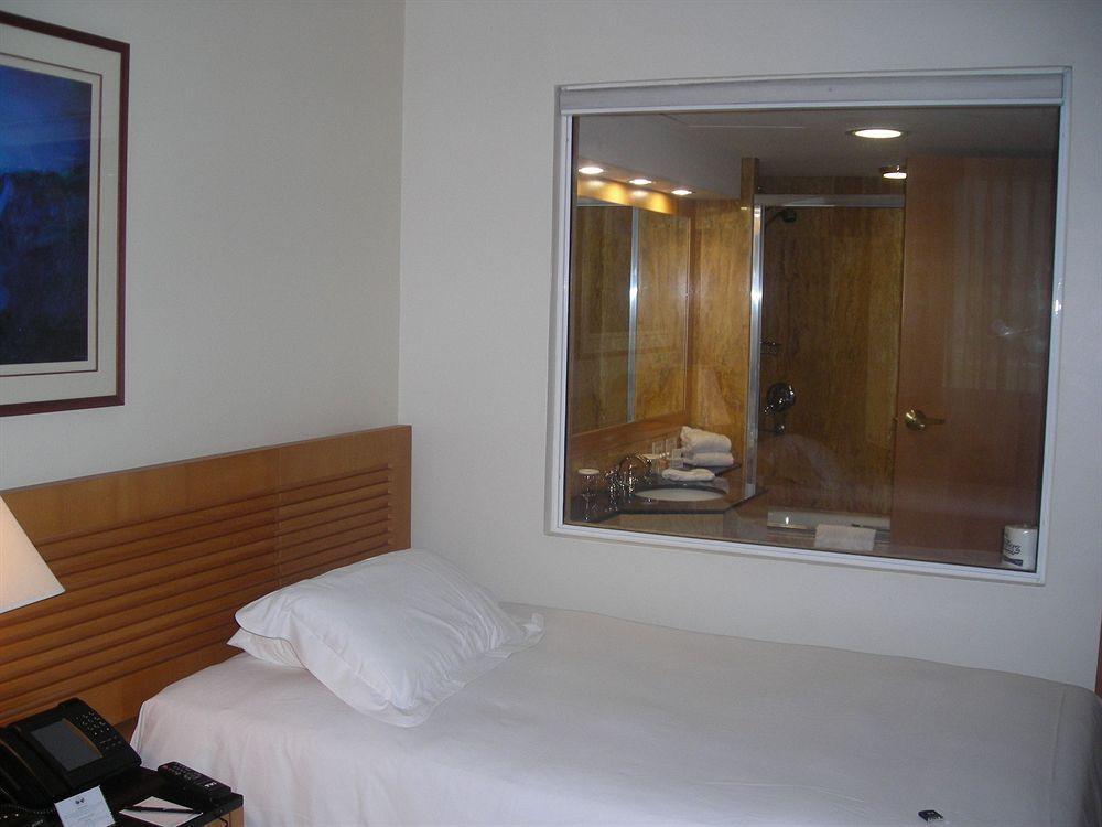 Eurobuilding Hotel & Suites Каракас Екстериор снимка A room with a see-through shower