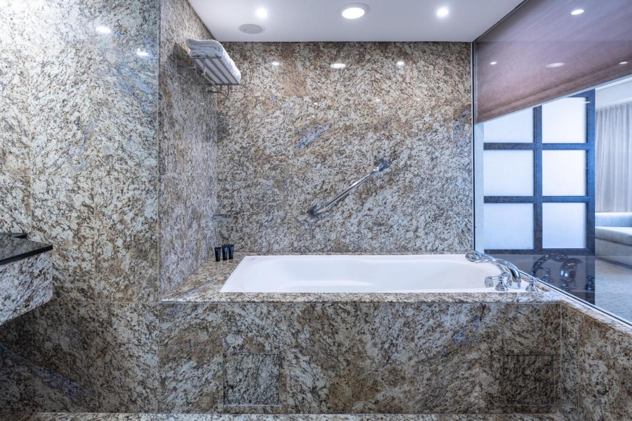 Eurobuilding Hotel & Suites Каракас Екстериор снимка Bathroom with granite tiles