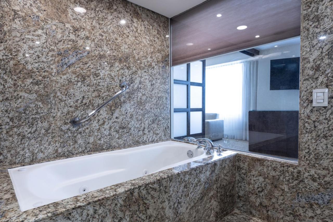 Eurobuilding Hotel & Suites Каракас Екстериор снимка Granite bathroom