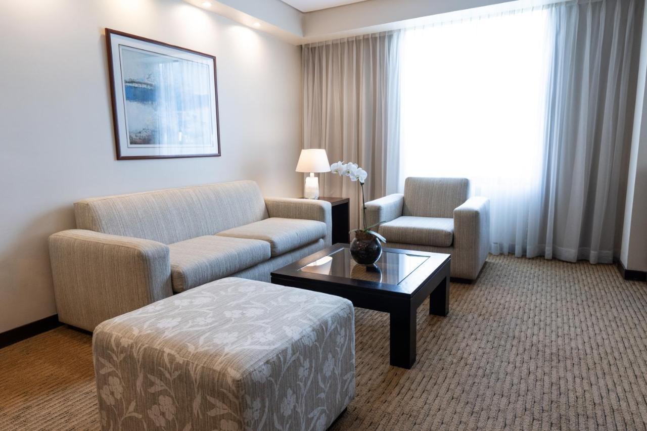 Eurobuilding Hotel & Suites Каракас Екстериор снимка A living room in a hotel suite