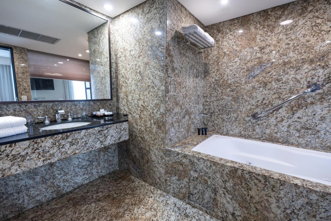 Eurobuilding Hotel & Suites Каракас Екстериор снимка Granite bathroom