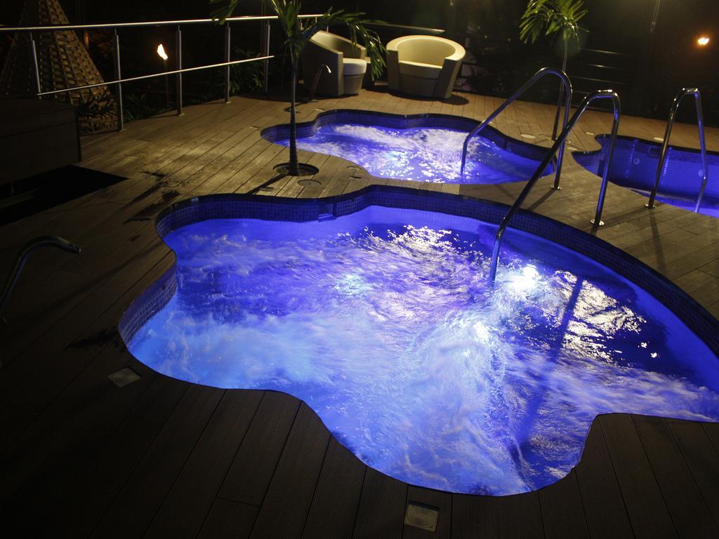 Eurobuilding Hotel & Suites Каракас Екстериор снимка A rooftop pool at night