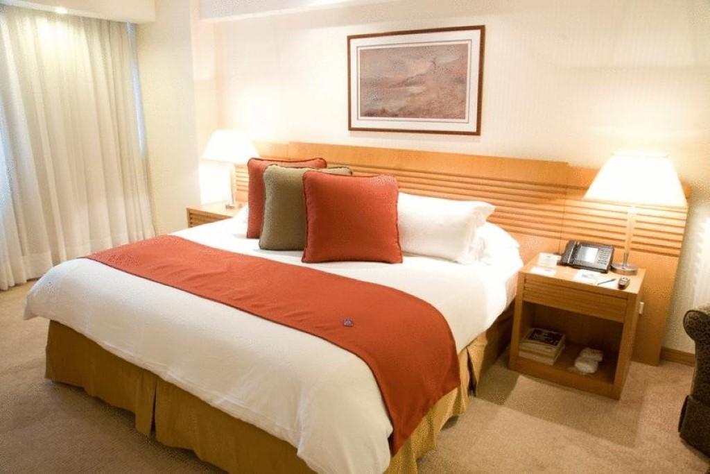 Eurobuilding Hotel & Suites Каракас Екстериор снимка A bed with a bed runner