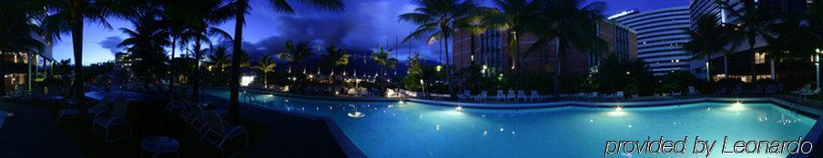 Eurobuilding Hotel & Suites Каракас Съоръжения снимка The pool at the Sheraton Resort at night