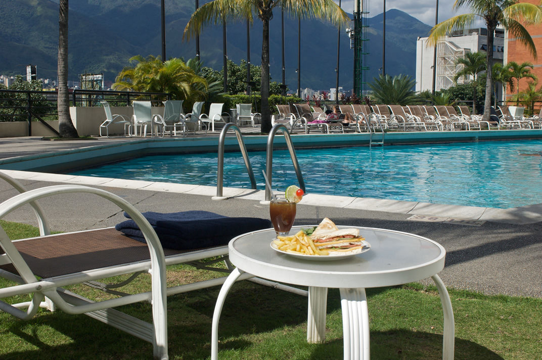 Eurobuilding Hotel & Suites Каракас Екстериор снимка Hotel's pool